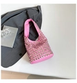 Dettaglio della borsa a spalla rosa stile punk con borchie metalliche rotonde argento - Rosa