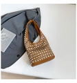 Dettaglio della borsa hobo marrone con borchie tonde argentate e texture in pelle PU - Marrone