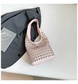 Nahaufnahme der rosa Ledertasche mit silbernen Metallnieten auf weißem Hintergrund - Hellrosa