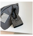 Dettaglio della borsa a spalla in pelle nera con borchie argentate e accenti stile punk - Nero
