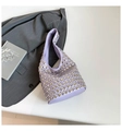 Detailansicht der lavendelfarbenen Schultertasche mit silbernen Nieten auf Kunstleder - Lila