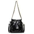 Schwarze Stepp-Eimertasche mit Goldkette und Kordelzugverschluss für Damen - Schwarz