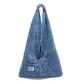 Blaue Denim-Tragetasche mit einzigartiger Dreieck-Silhouette und Zierknoten an den Griffen - Hellblau