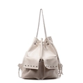 Sac seau imperméable beige avec clous argentés et bandoulière en chaîne élégante - Blanc