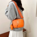 Schicke orangefarbene Stepptasche mit goldener Kette, Hardware und kleinem Münzbeutel - Orange