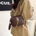 Dunkelbraune Stepptasche mit goldenem Logo, breitem Gurt und kleinem rundem Münzfach - Kaffeebraun