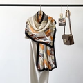 Detailansicht eines leichten Fischgrät-Langschals mit geometrischem orange-braunem Aufdruck - Fischgräten-Geometrisches-Patchwork-Stil (RZ75014) / Ziegelrot Und Blaugrau