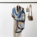 Detail eines Seidenschals mit Fischgrätenmuster und geometrischem Druck auf Kleid - Fischgräten-Geometrisches-Patchwork-Stil (RZ75014) / Blau