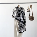 Detailaufnahme eines langen Seidenschals mit schwarz-weißem Rosenmuster auf weißem Kleid - Rosen-Blumenmuster-Stil (RZ75013) / Schwarz