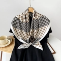 Elegante zijden sjaal met pied-de-poule patroon in bruin en beige met parelsluiting - Bedrukt met Parel Sjaalgesp / Wit