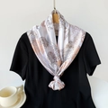 90x90cm Satin-Quadrat-Schal mit beigem Blumendruck an einem schwarzen Hemd - 90*90cm / Hellkaffee