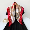 Vierkante satijnen zijden sjaal met barokke paisley print in rood en goud op jurk - Groot / Rood