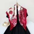 Elegante foulard in seta satinata 90cm con rose rosse da donna su un abito nero - Quadrato Grande / Rosso