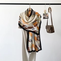 Eleganter Seidenschal mit Fischgräten-Geometriemuster in Orange und Grau am Kleid - Orange Grau (RZ75014)