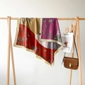 Detalle de pañuelo cuadrado de seda con estampado floral de mariposas y bordes en contraste - 90x90cm / Estilo de Borde Amarillo (W90238)