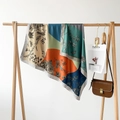 Detalle de pañuelo de seda de 90 cm con estampado floral bicolor colgado en percha de madera - 90x90cm / Estilo de Borde Gris (W90238)