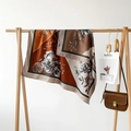 Foulard quadrato in seta satinata da 90 cm con stampa floreale in toni caramello e arancio - 90x90cm / Marrone