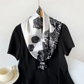 Foulard di seta satinata 90cm con stampa floreale di rose nere su sfondo bianco - Quadrato Grande / Nero e Bianco