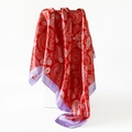Sciarpa di seta rossa e lavanda con motivo paisley e finitura satinata lucida - Quadrato Grande / Rosso