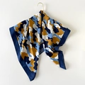 Eleganter quadratischer Seidenschal mit Camouflage-Muster für Damen in Marineblau - Blau