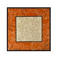 Detailansicht eines bedruckten quadratischen Seidentuchs mit floralem Muster in Orange - 90x90cm / Orange