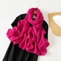 Elegante bufanda larga de color rojo rosa con discreto tejido a cuadros para mujer - Rosa rojo