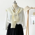 Chal de punto beige minimalista con camisa blanca y falda plisada negra de mujer - Amarillo leche
