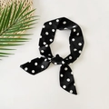 Dettaglio di un foulard sottile in seta a pois annodato su un tappetino di paglia - 86*5cm / Nero