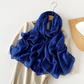 Bufanda ligera azul real semitransparente con textura de rejilla en percha madera - Azul Zafiro