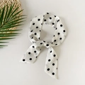 Dettaglio di sciarpa di seta bianca a pois con fiocco e texture morbida dalla finitura lucida - 86*5cm / Bianco