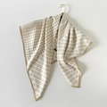 Vue détaillée du foulard carré en soie avec motifs géométriques et pied-de-poule - Anneau géométrique pied-de-poule / Grand Carré