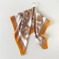 Carré de soie chic de 90 cm avec motif chaîne orange suspendu à un crochet doré - Chaîne géométrique orange et blanc / Grand Carré