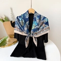 Nahaufnahme eines blauen Seidenschals mit Blumenmuster und orangefarbenem Rand - 90*90cm / Buntes Blumenmuster