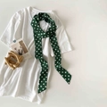 Detail van een donkergroene smalle sjaal met stippen gestyled op een wit dames t-shirt - Groen Stippen (P9001-Groen)