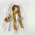 Detailopname van een gele smalle zijden sjaal met stippen gestyled als nekaccessoire - Geel Stippen (P9001-Geel)