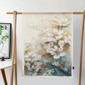 Écharpe longue en satin avec motifs floraux blancs et feuilles dorées sur cintre en bois - Fleurs Blanches sur la Branche