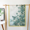 Écharpe en soie pour femme avec motif feuilles vert et or et bordure jaune sur cintre - Feuille Verte