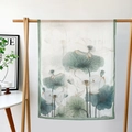 Écharpe en soie pour femmes avec peinture à l'encre de lotus vert et fini satiné - Hibiscus sur l'Eau