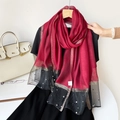 Écharpe élégante rouge foncé et noire avec bordure dorée et détails perlés - Rouge & Noir