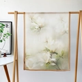 Élégant imprimé magnolia blanc sur foulard en soie semi-transparent sur cintre - Magnolia