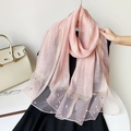 Châle élégant en soie rose poudré pour femme avec ourlet doré brillant et perles - Rose