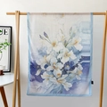 Élégant châle en soie bleu et blanc avec motif floral de lys à l'aquarelle - Iris