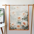Élégant foulard en soie beige avec imprimé pivoine et bordure orange sur support - Pivoine