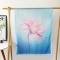 Écharpe en soie pour femme avec dégradé bleu et motifs floraux roses délicats - Fleur Unique