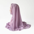 Detailansicht von fliederfarbenem Chiffon-Hidschab mit weichem Fall und feinen Nähten - Lila