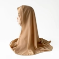 Detailaufnahme des khakifarbenen Chiffon-Hidschabs mit leichtem Stoff und elegantem Fall - Hellkaffee