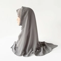 Detailansicht grauer Satin-Chiffon-Hijab mit weichem Fall und feiner Nahtverarbeitung - Grau