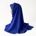 Nahaufnahme des königsblauen Satin-Chiffon-Hijabs mit halbtransparenter Textur - Königsblau