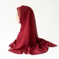 Detail eines burgunderfarbenen Chiffon-Hijabs mit Lagenfalten und Stoffstruktur - Rot
