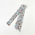 Pañuelo estrecho de algodón azul claro con flores rosas para el pelo y los bolsos - Azul Claro (PD73)